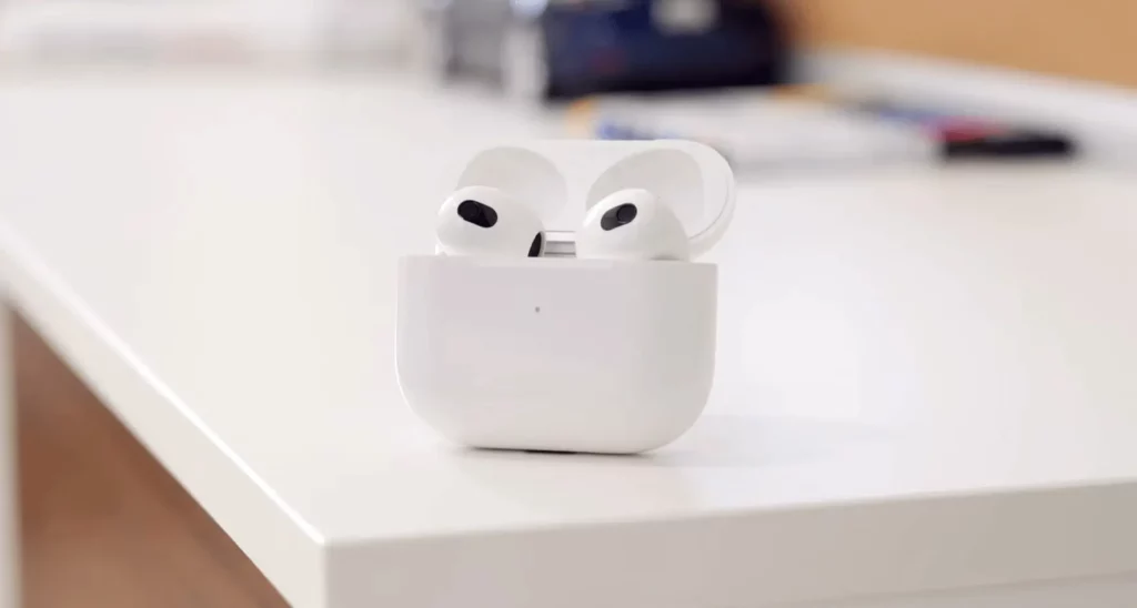 Apple AirPods 3 image by MobliWay -Huawei Freebuds 4 vs AirPods 3